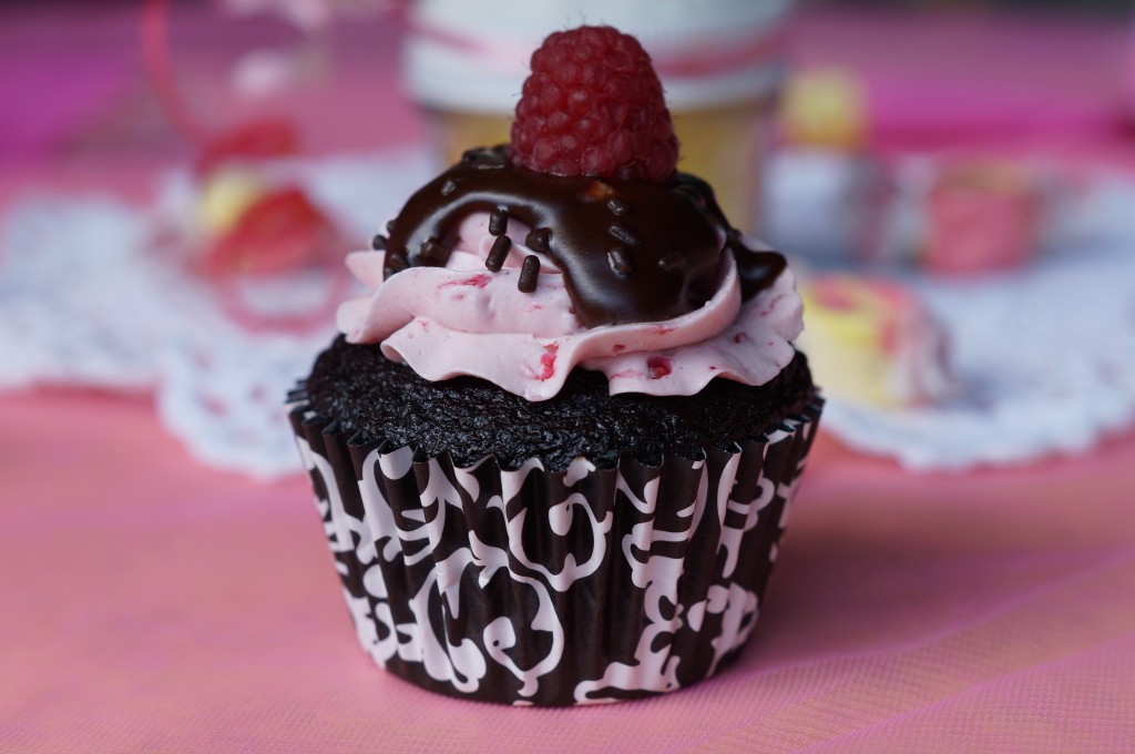 Cami Cupcakes – Moka Dark Chocolate Cupcakes With Raspberry Meringue Buttercream