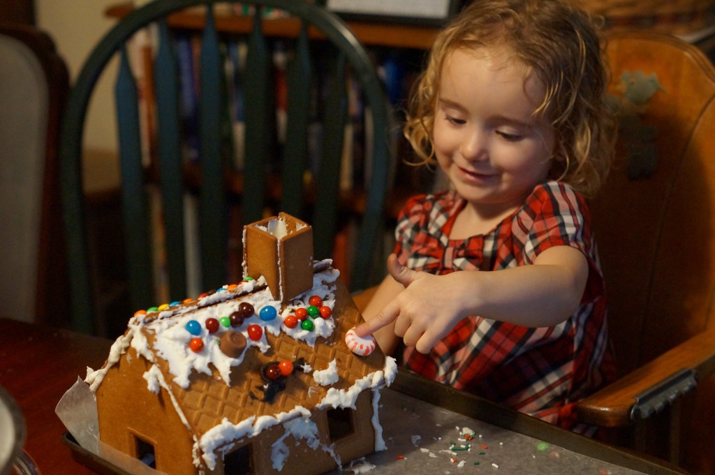 Gingerbread Houses With the Aunts and Cousins